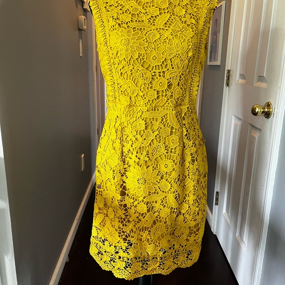 Pretty in yellow. - Picture 2 of 3